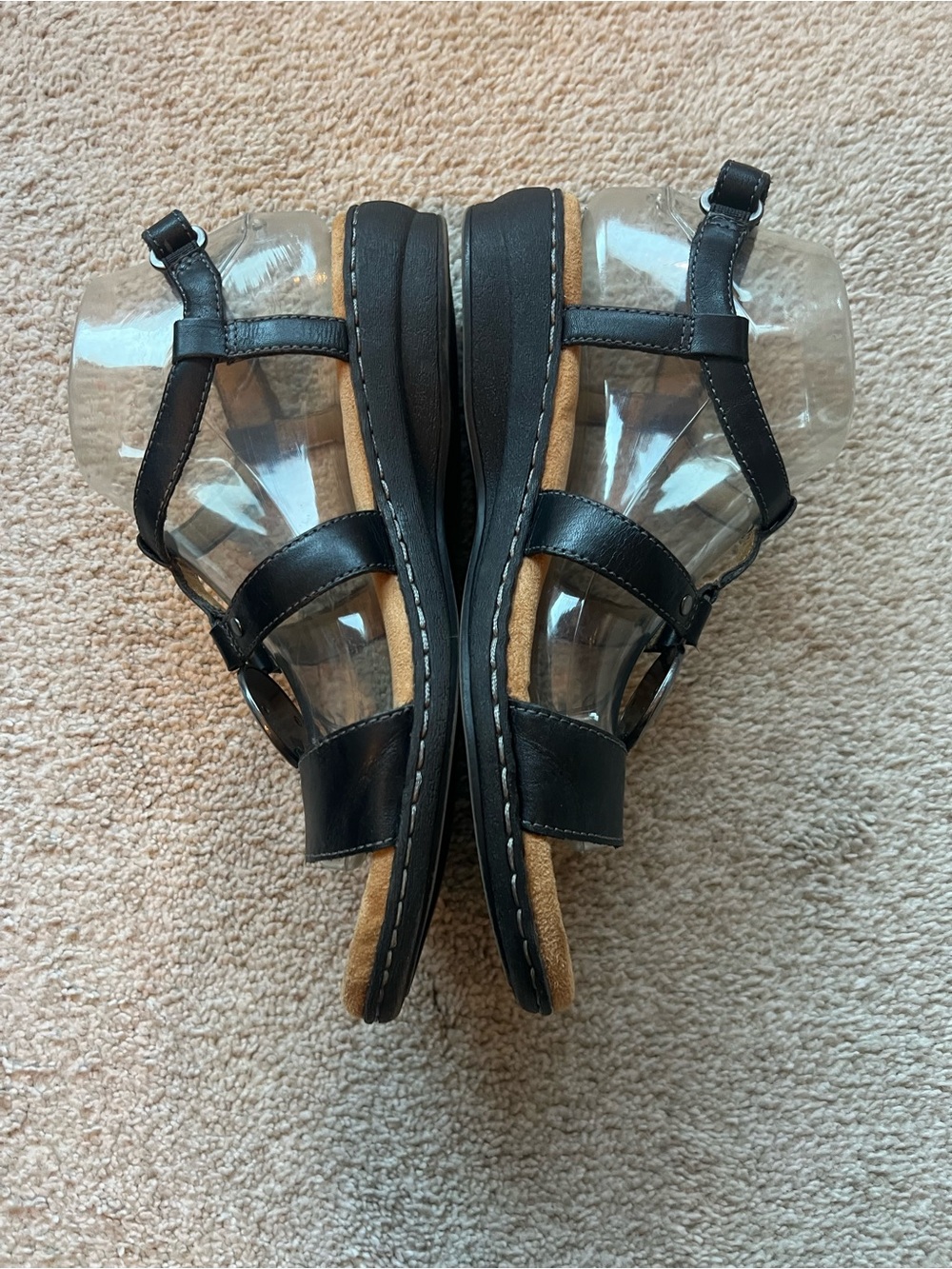 Natural Soul Black Leather T-Strap Women's Sandals 8.5 Silver Medallion - Picture 5 of 14